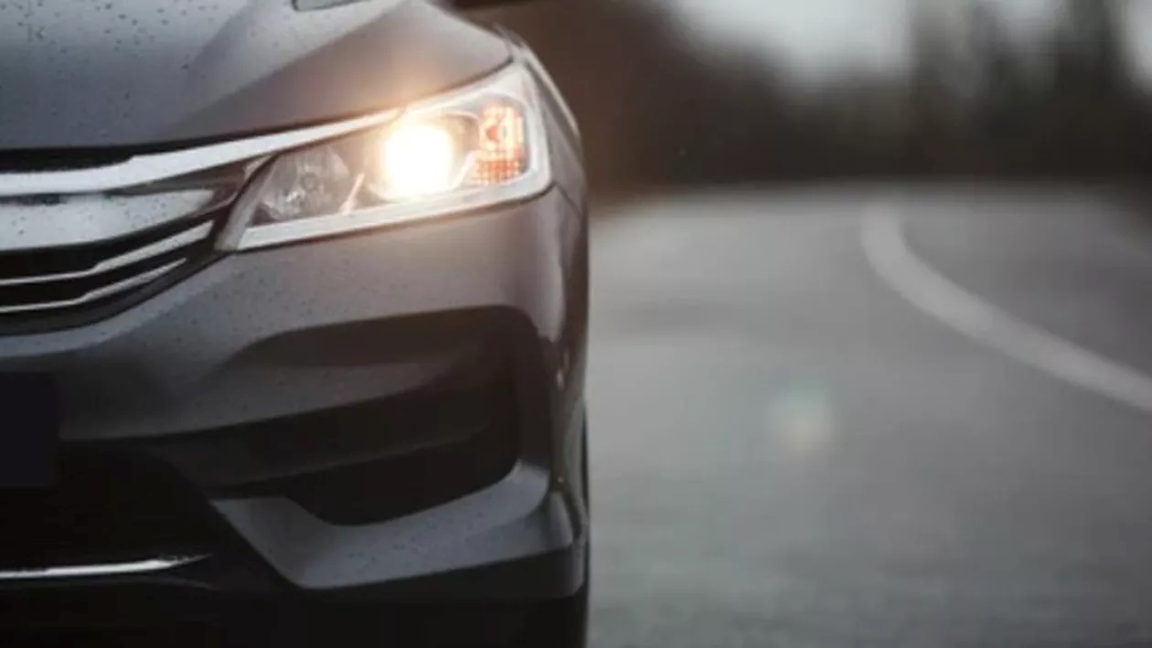Reguli noi privind luminile autovehiculelor: CE trebuie să aveți la îndemână dacă sunteți oprit de Poliție