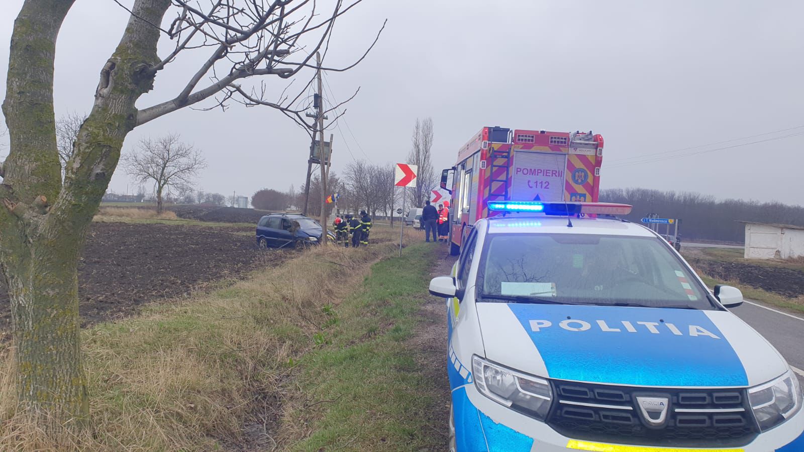 FILMUL accidentului de la Avrămeni în care doi bărbați s-au răsturnat cu mașina