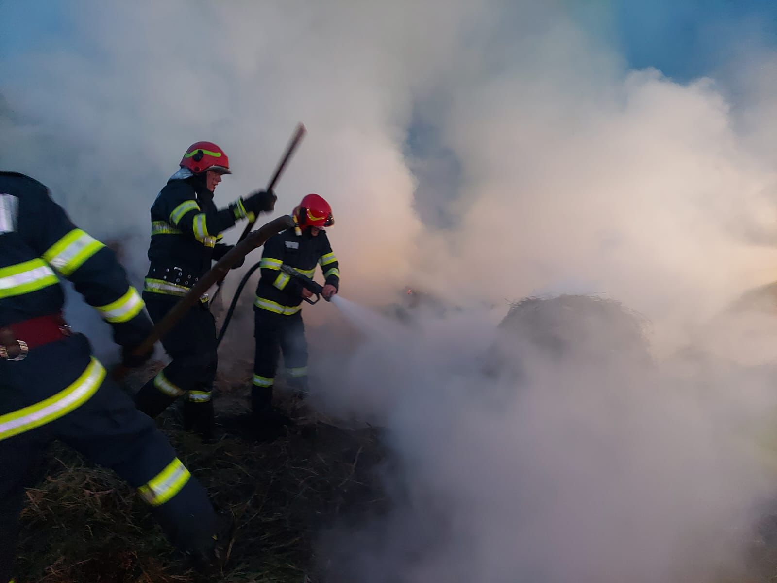 EXERCIȚIU al pompierilor botoșăneni: Incendiu puternic la o fabrică din municipiu în urma unei explozii