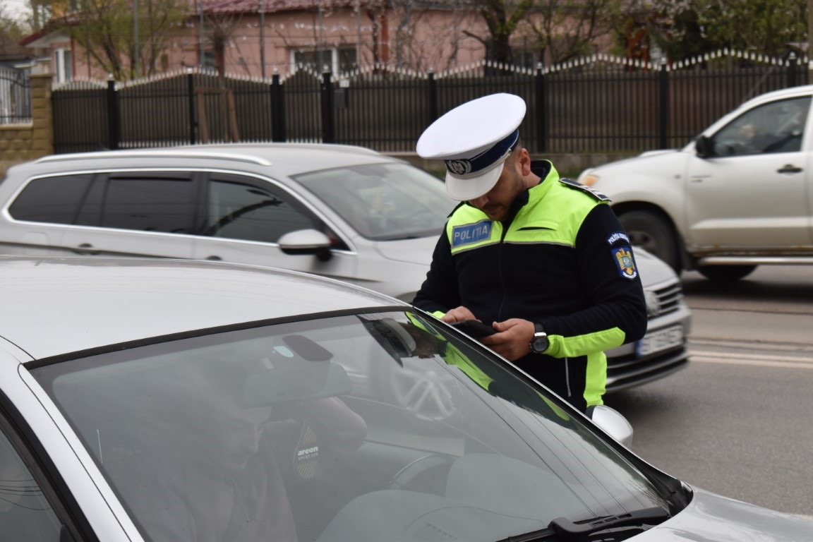 Vârstnic prins BĂUT la volan: Polițiștii l-au dus la spital