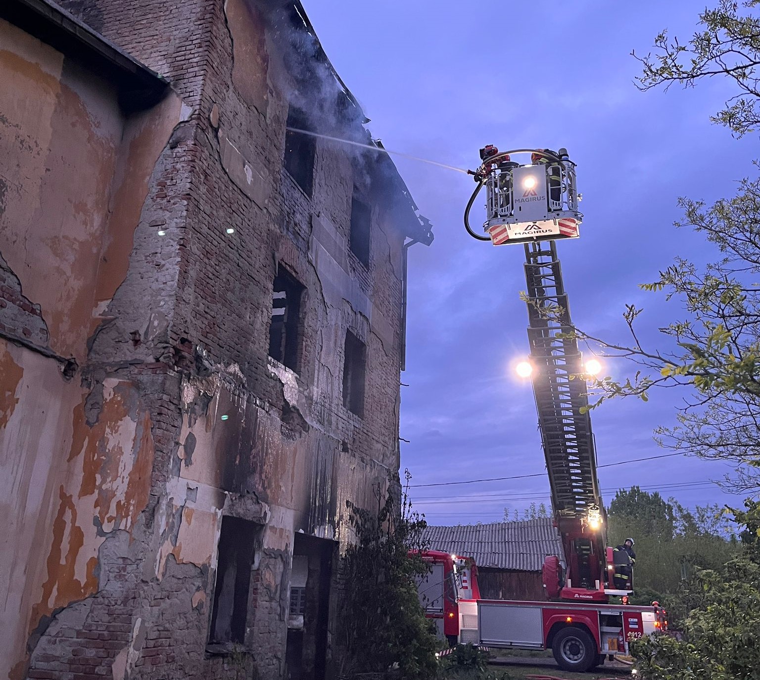 Fostă moară de cereale mistuită de flăcări, Poliția face anchetă