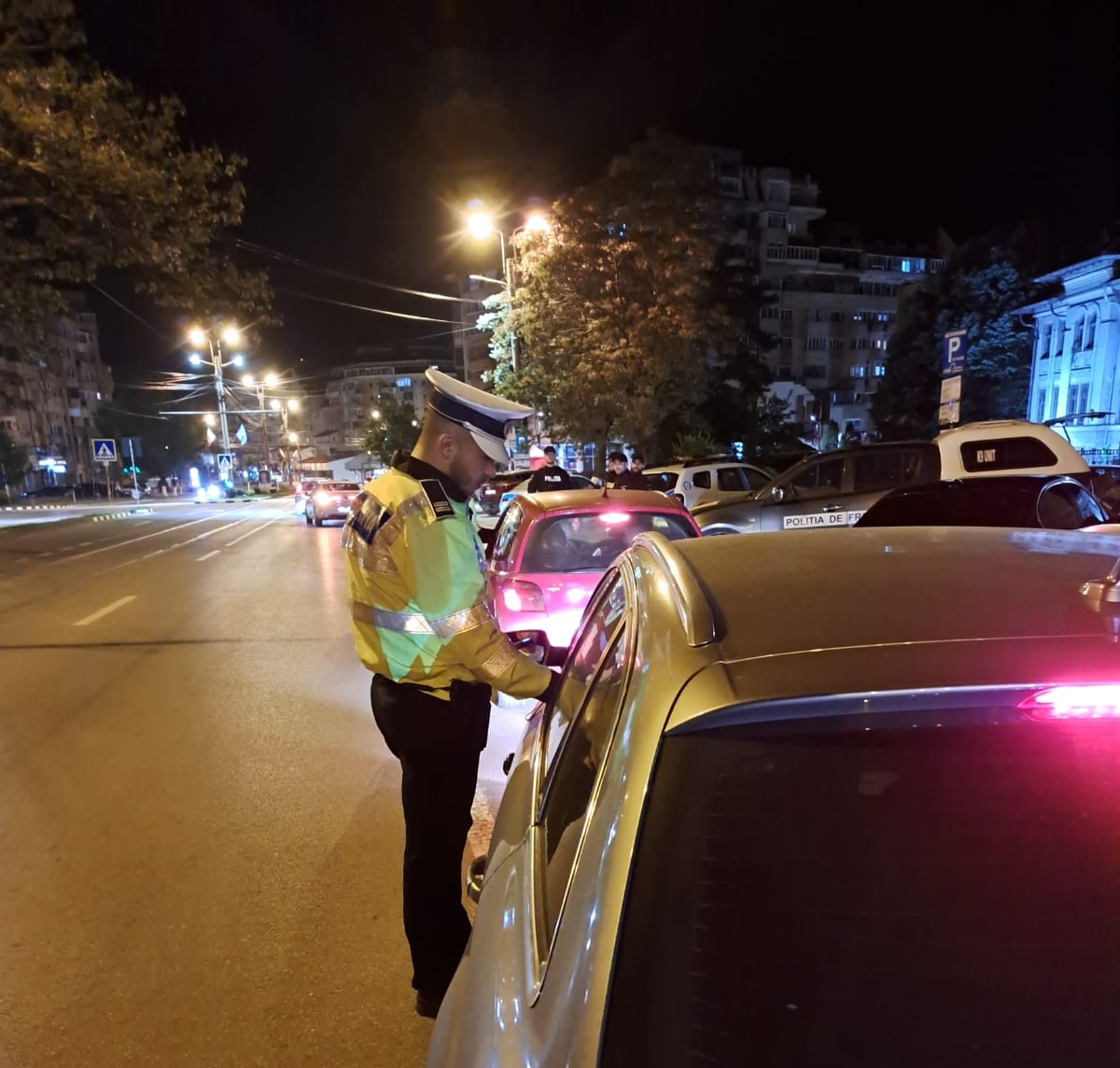 RAZIE de amploare în cele mai aglomerate locuri din oraș: Zeci de mașini verificate și persoane legitimate