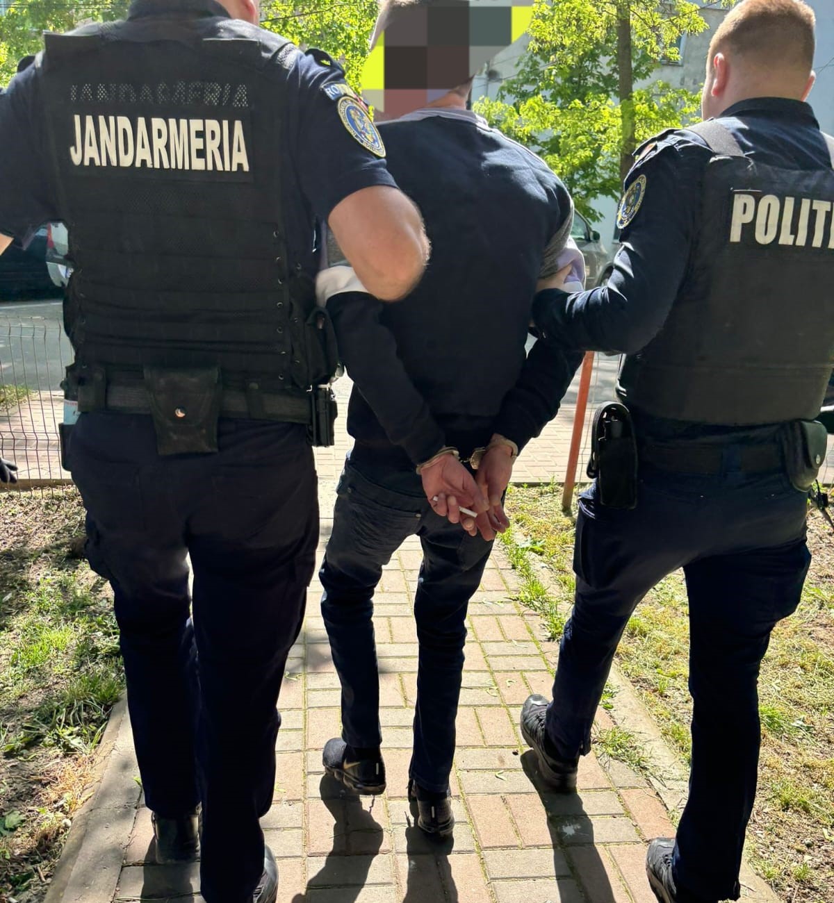 Supărat că a pierdut la păcănele un botoșănean a distrus ușa... Poliției 