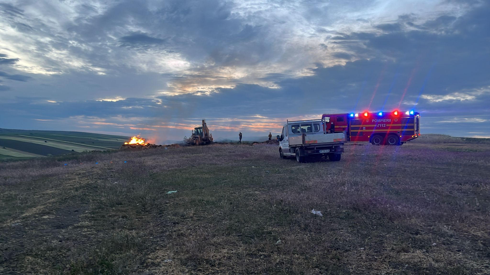 SEARA TRECUTĂ: Tone de deșeuri menajere au ars într-o localitate din județ