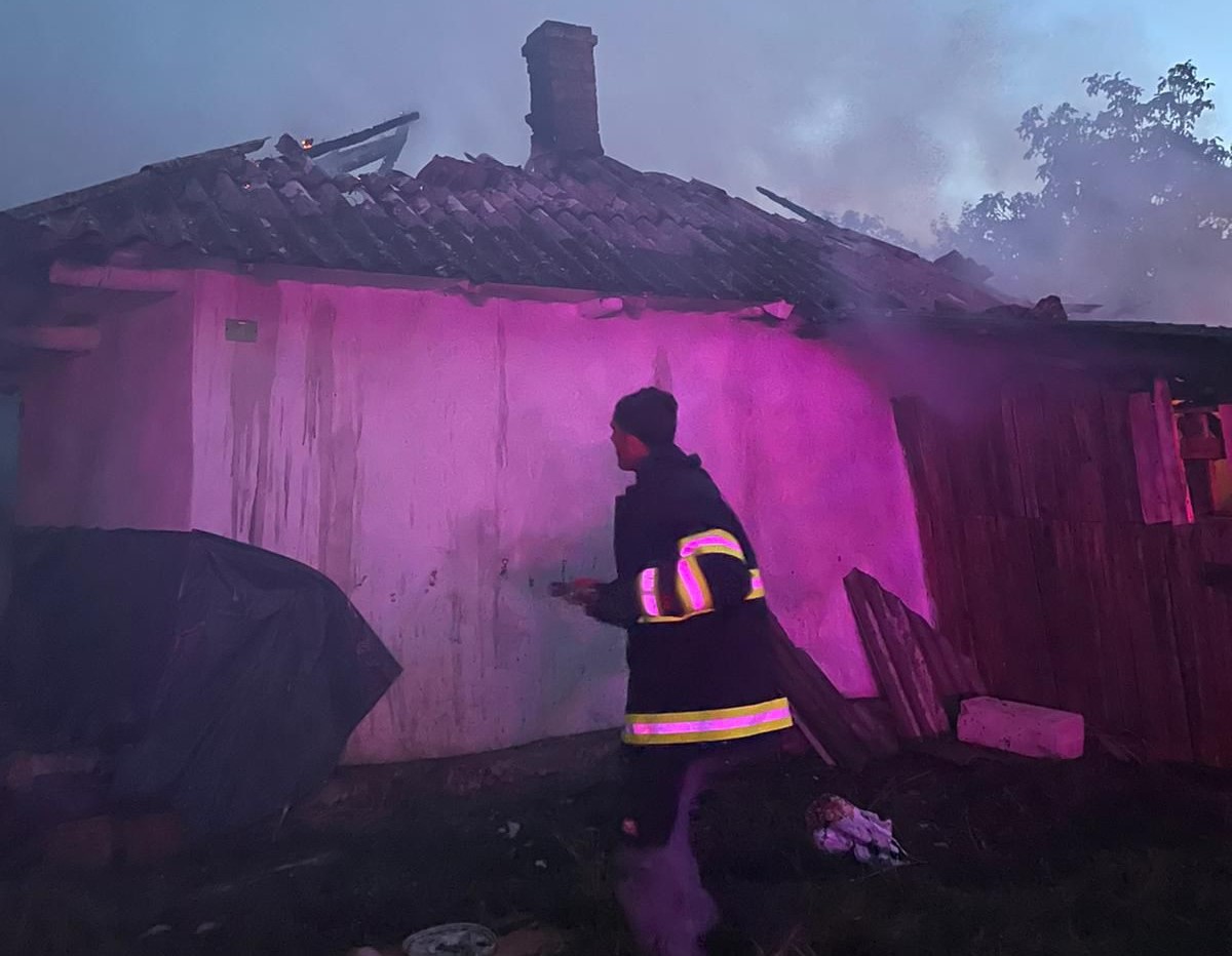 AZI DIMINEAȚĂ: Casă cuprinsă de flăcări, pompierii au intervenit de urgență 