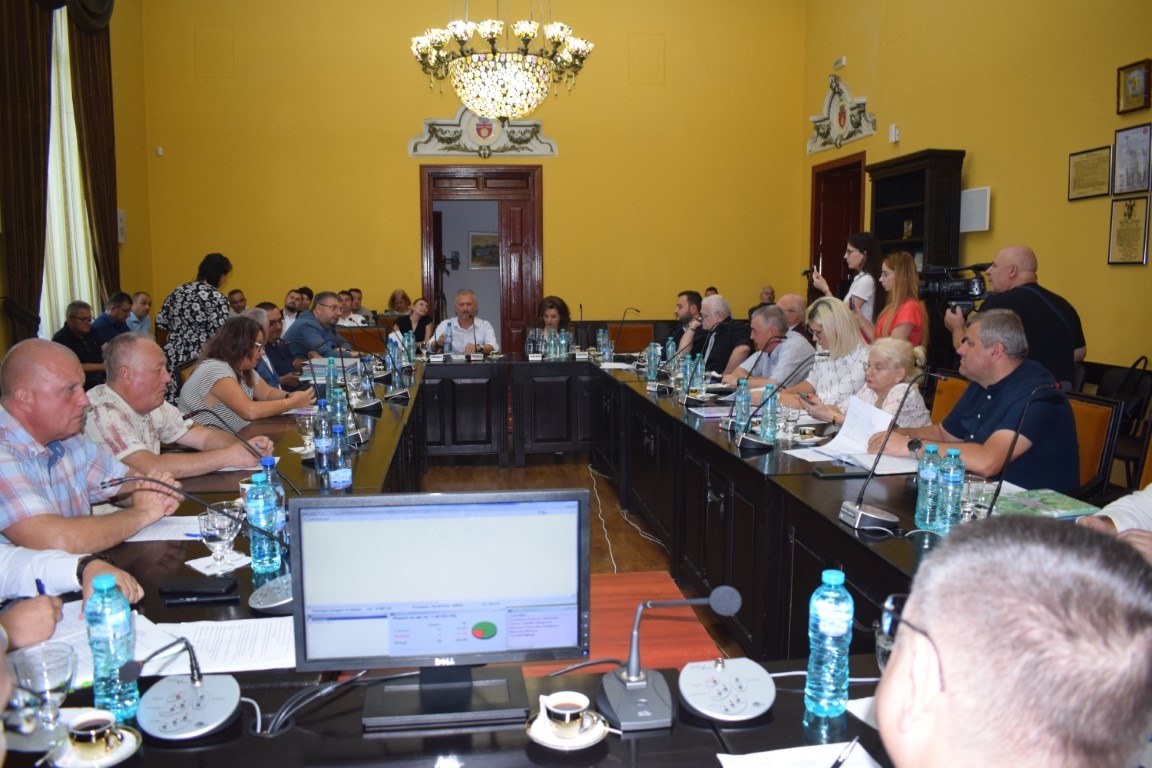 ACUM: Consilierii locali votează pentru binele orașului, absențe consecutive pentru unii aleși