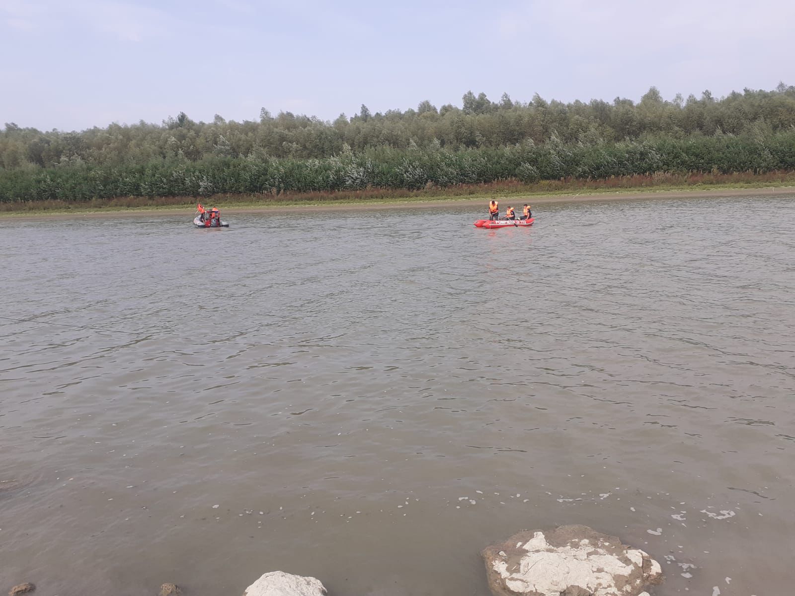 Bărbatul dispărut în apele Prutului nu a fost găsit: Pompierii au oprit căutările pe timpul nopții