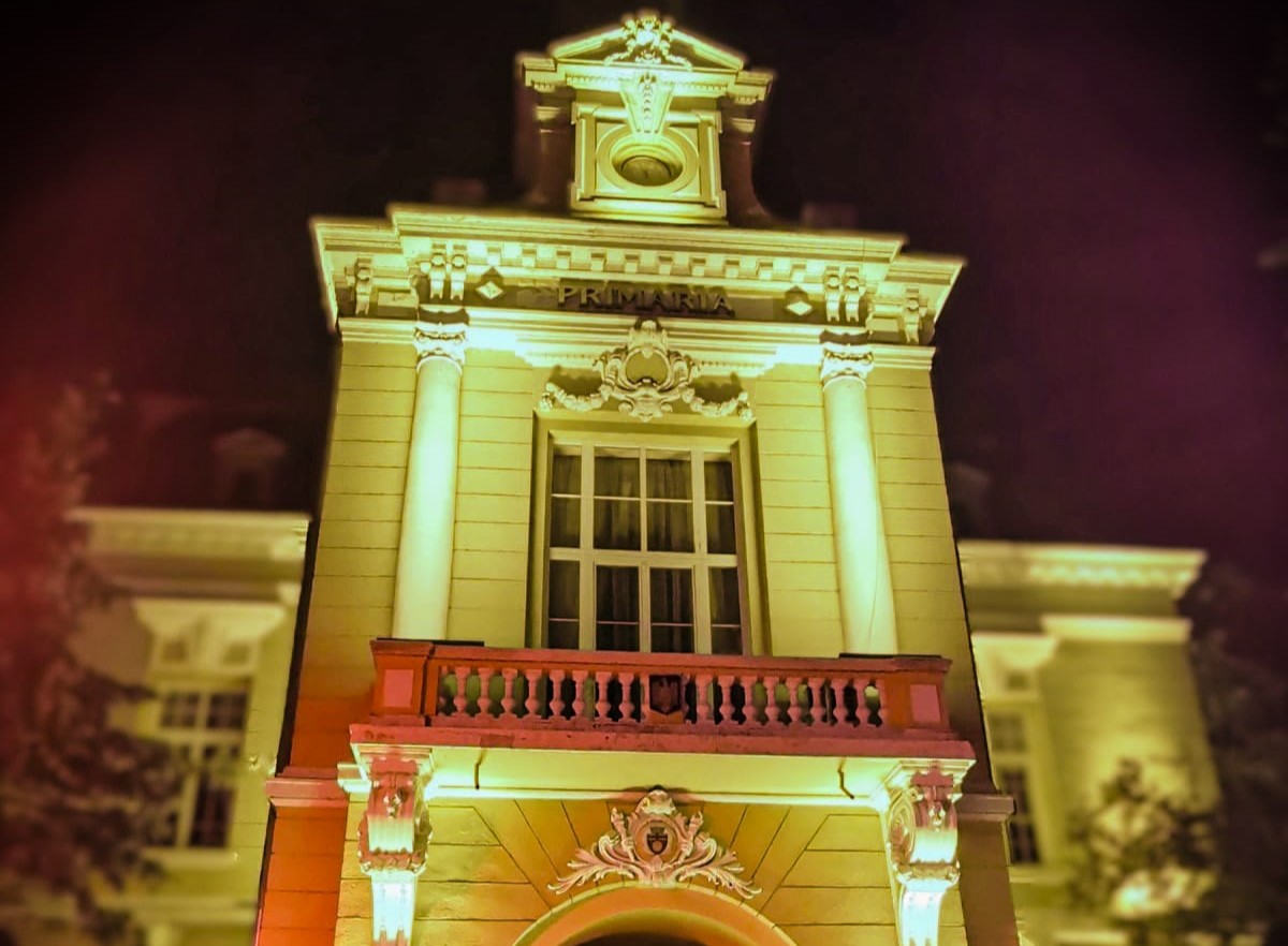 În această seară: Clădirea Primăriei Botoșani, luminată în roz