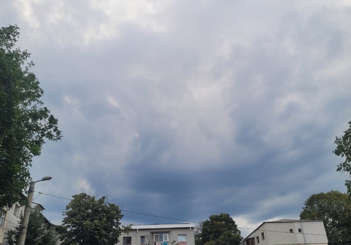 COD GALBEN pentru județul Botoșani: Sunt anunțate ploi, vânt și grindină