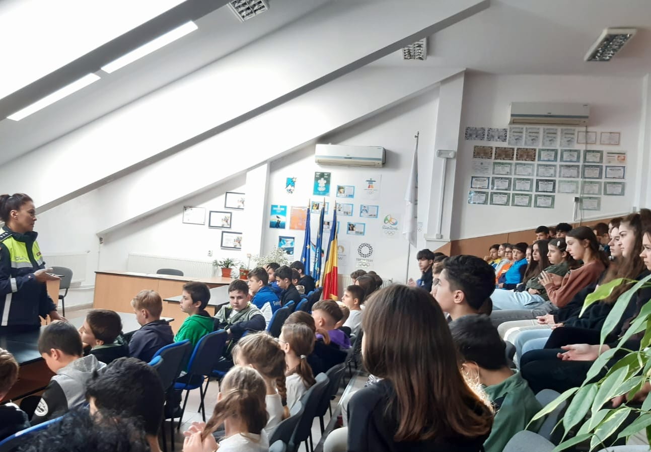 Elevi, profesori și părinți învățați de polițiști cum să combată violența la școală
