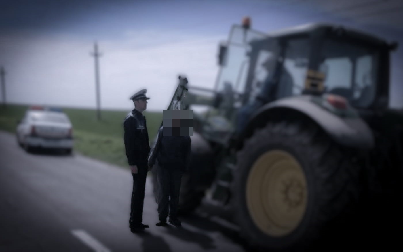 Botoșănean de 20 de ani dat jos din tractor de polițiști