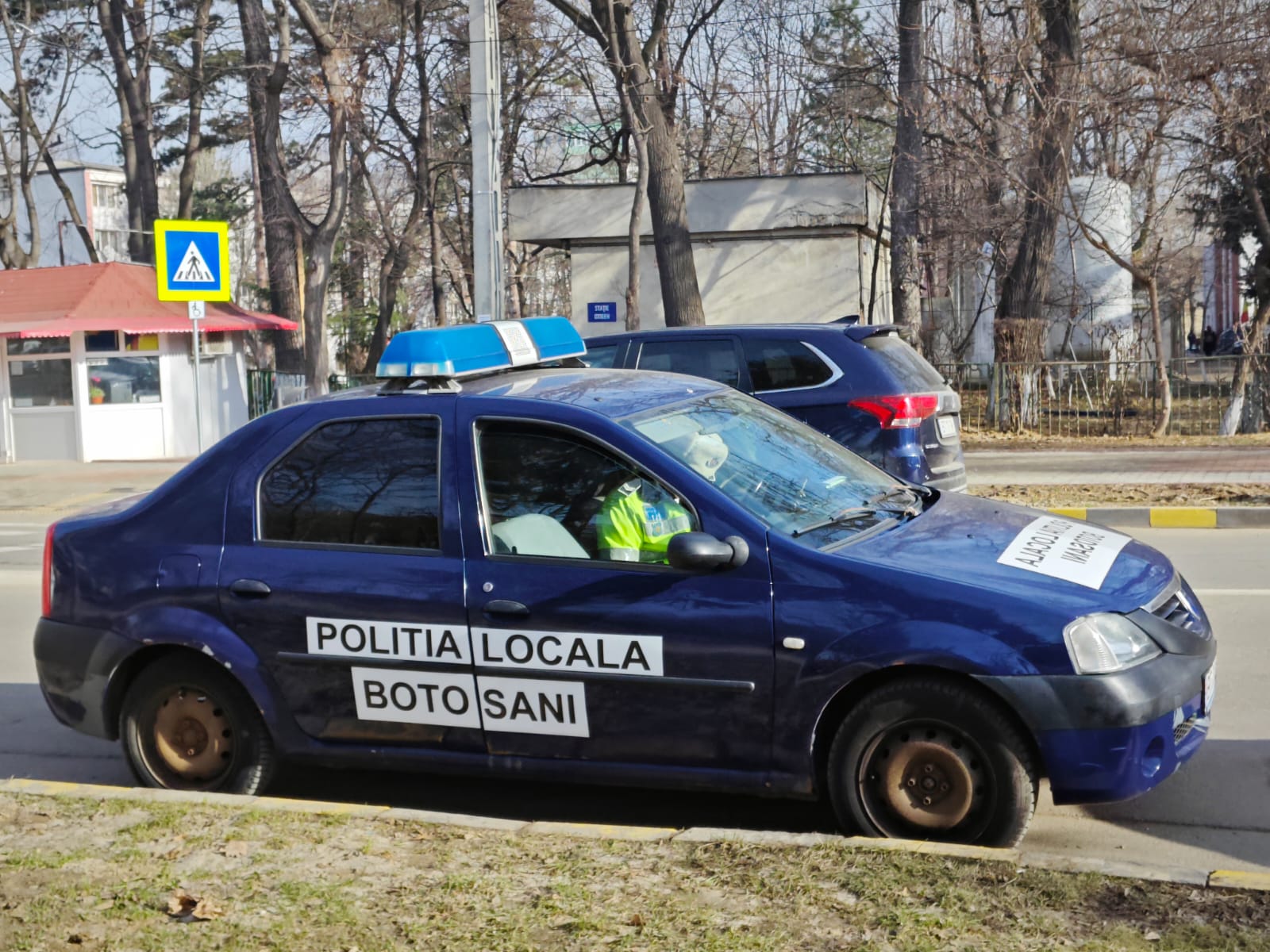 Șoferi AMENDAȚI și invitații lăsate pe parbriz de polițiștii locali la Botoșani