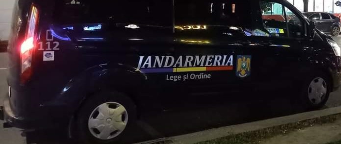 Adolescenți prinși de jandarmi după ce au furat trei geci dintr-un club  din Botoșani 