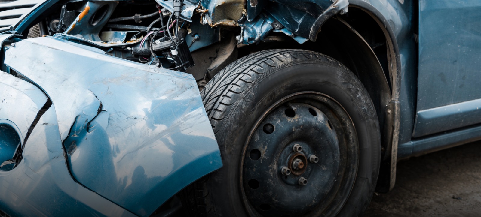 Ca la 20 de ani: Un tânăr mort de beat și fără permis a făcut accident cu o mașină FURATĂ