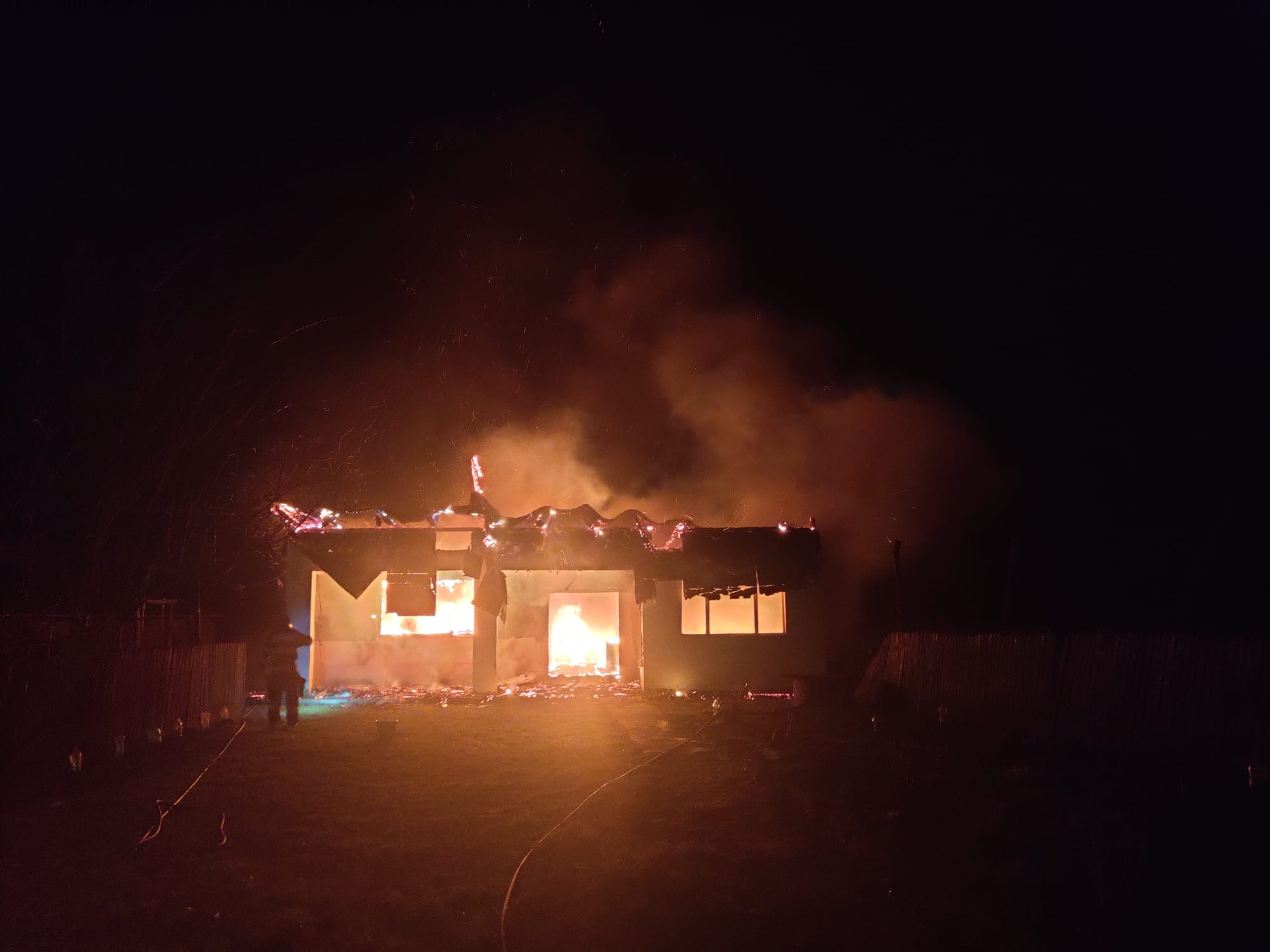 Tragedie în prag de sărbători: O familie a rămas fără casă în urma unui incendiu devastator