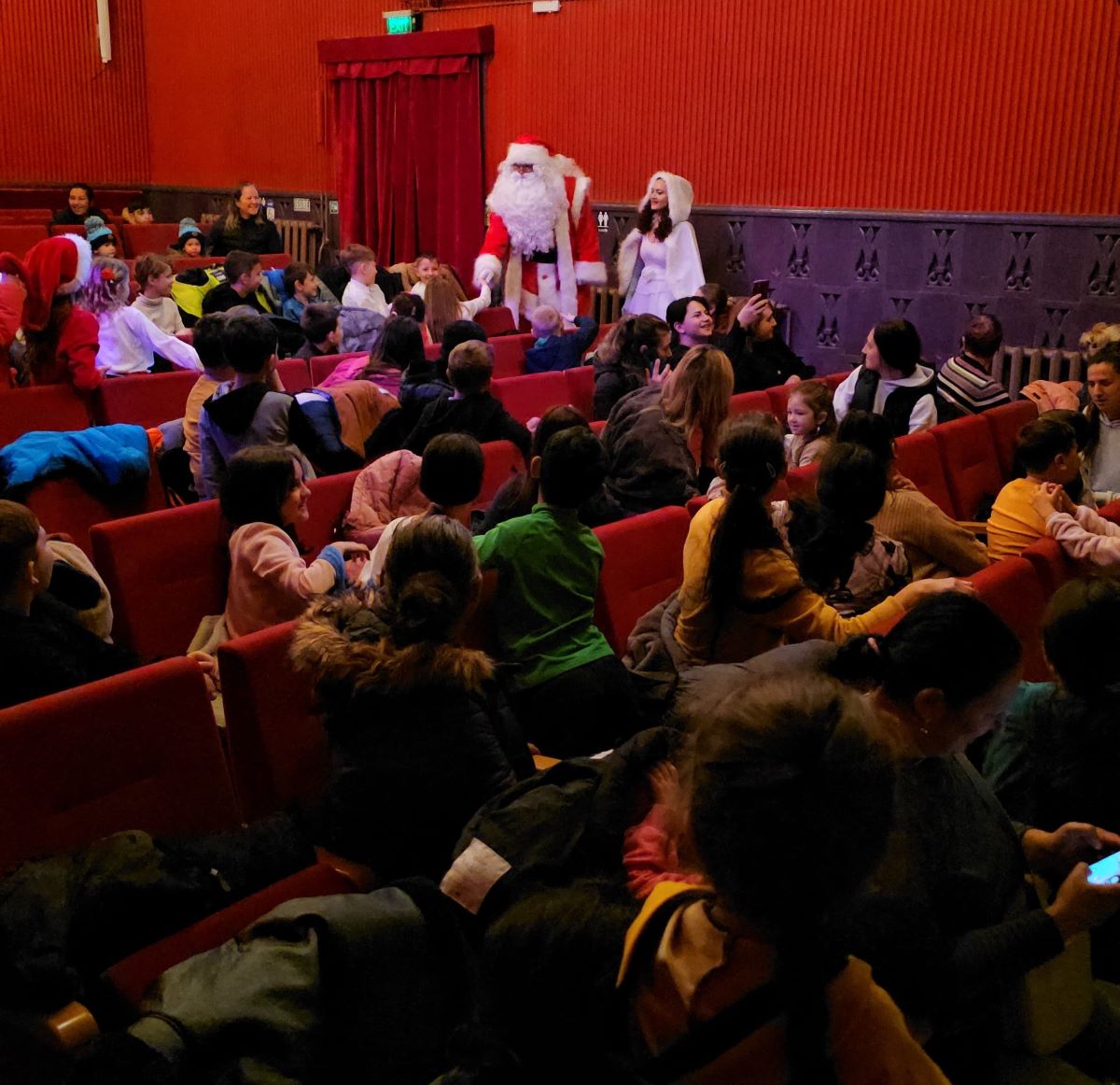 Redeschiderea Teatrului „Mihai Eminescu” marcată cu un spectacol de sărbători pentru copii