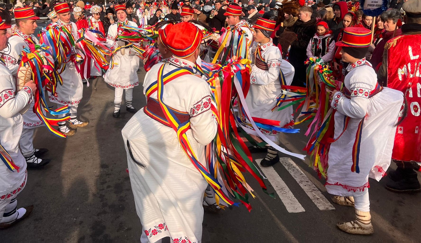 Colindătorii din Botoșani au dus tradițiile în inima Bacăului: Păstrăm tradiția de aproximativ 100 de ani