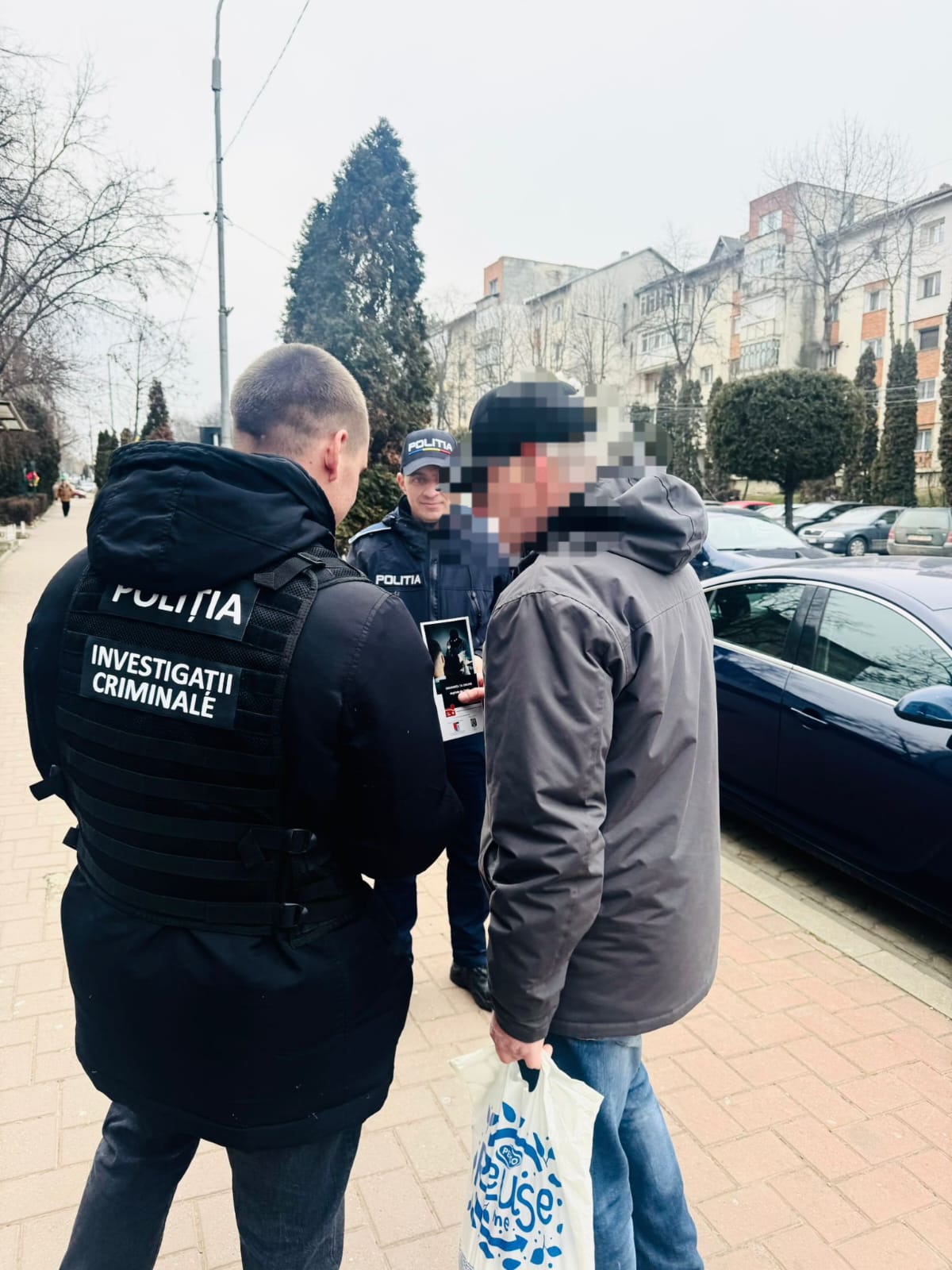 Polițiștii au stat de vorbă cu cetățenii despre siguranța pe internet printr-o campanie de informare 