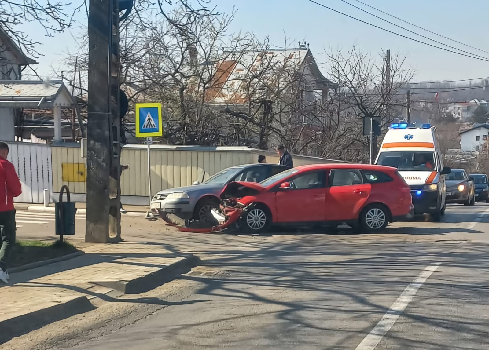 ULTIMĂ ORĂ: Șofer rănit într-un accident rutier, două mașini avariate