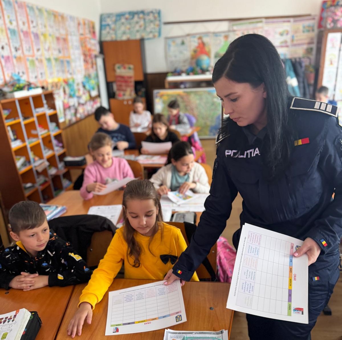 „Școala siguranței Tedi”: Polițiștii de la Botoșani s-au întâlnit cu sute de elevi 