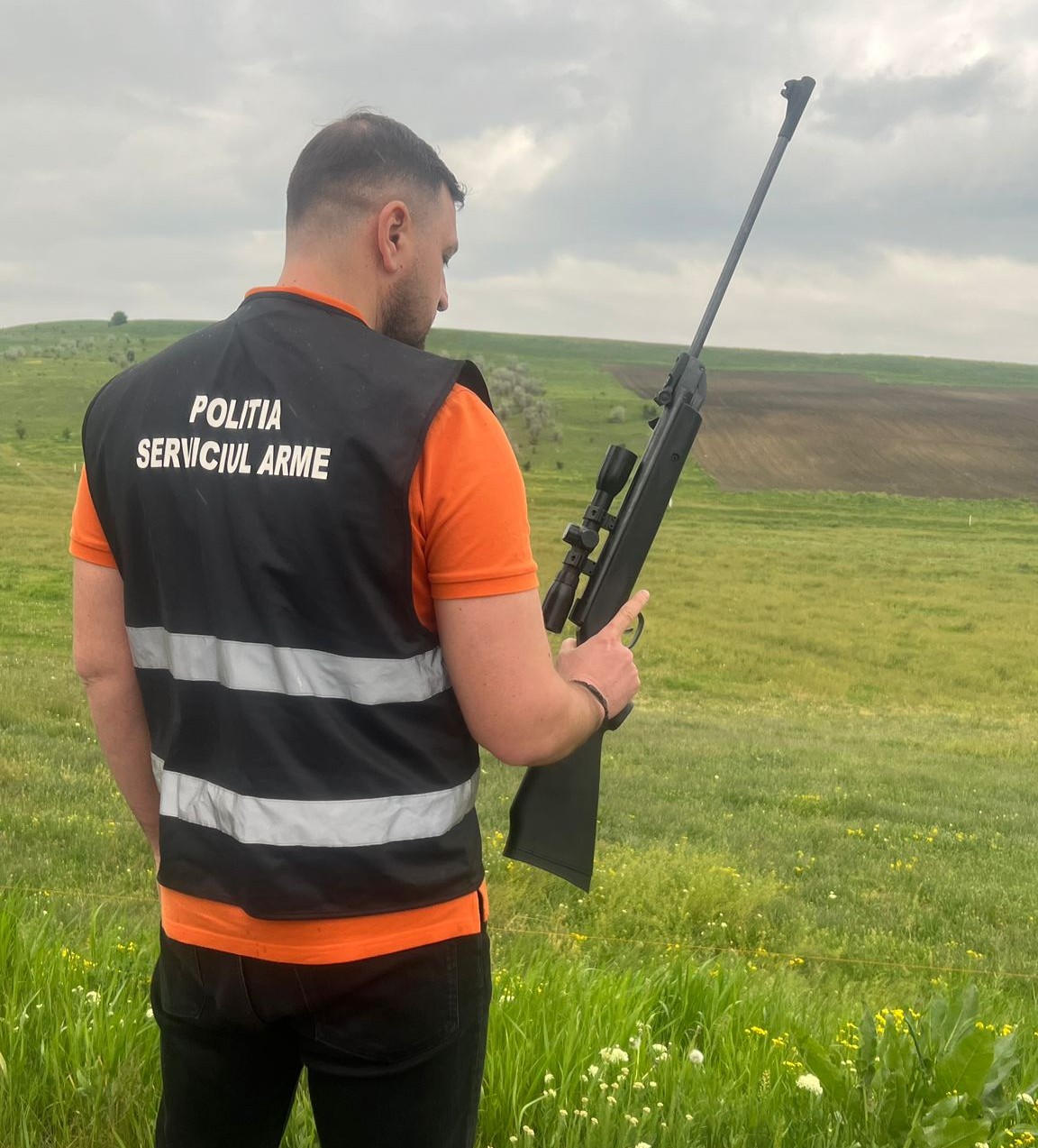 Polițiștii confiscă arme și deschid dosare penale pentru doi bărbați din Botoșani