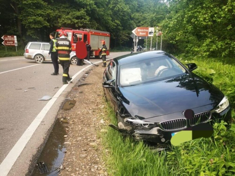 Un botoșănean cu BMW a provocat un accident într-o intersecție, doi oameni duși la spital 