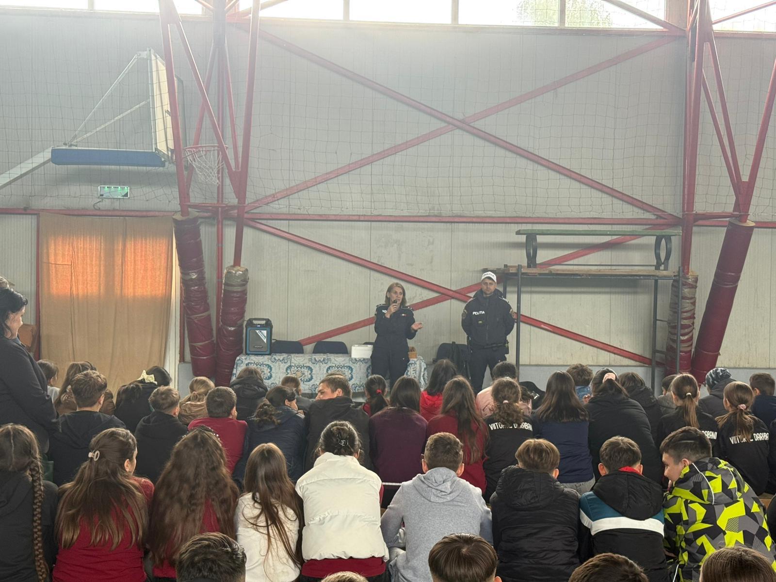 Polițiștii au mers în nordul județului pentru o întâlnire interactivă cu elevii 