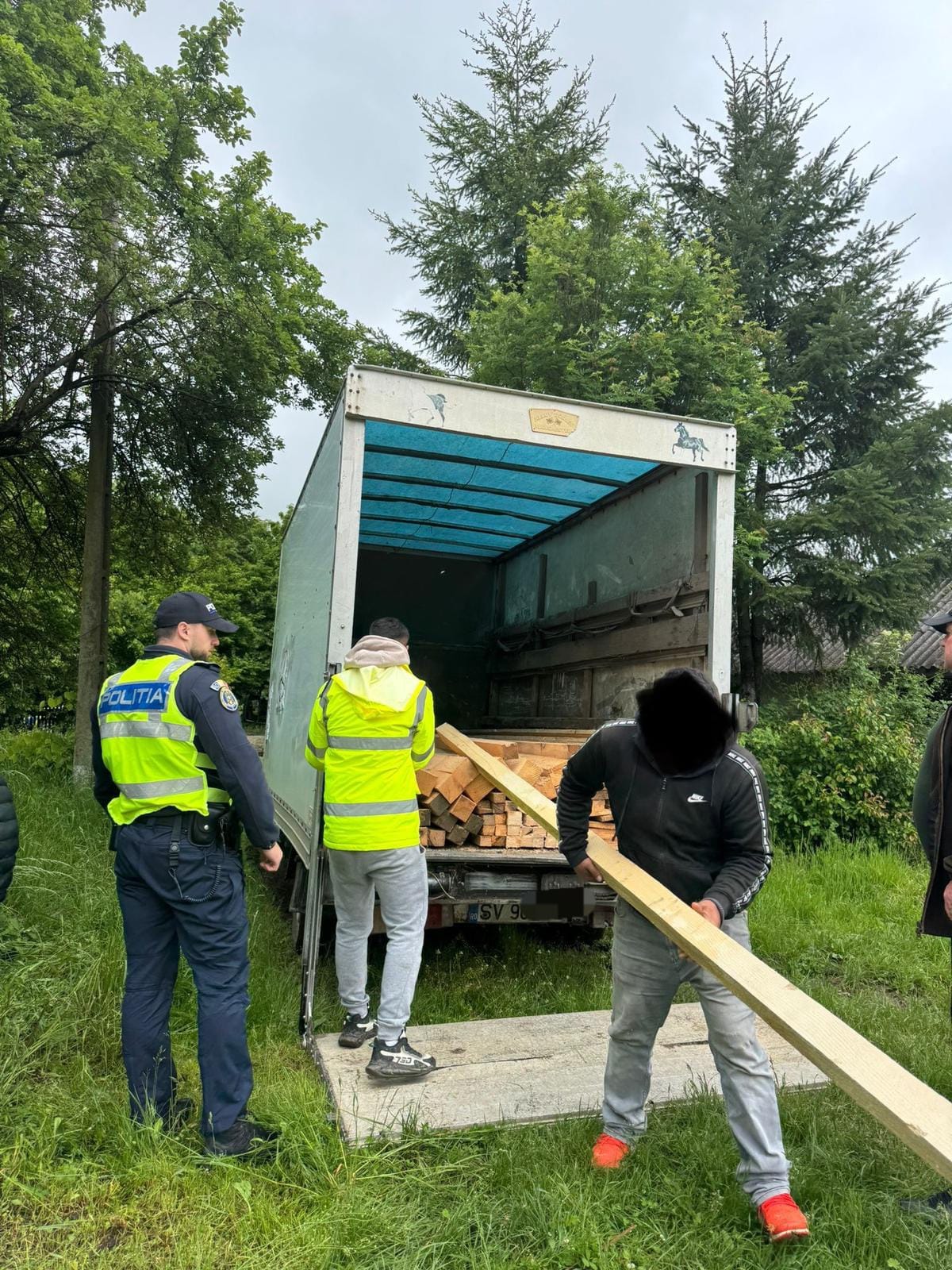 Tânăr din Suceava lăsat fără bani și fără lemne de polițiștii botoșăneni