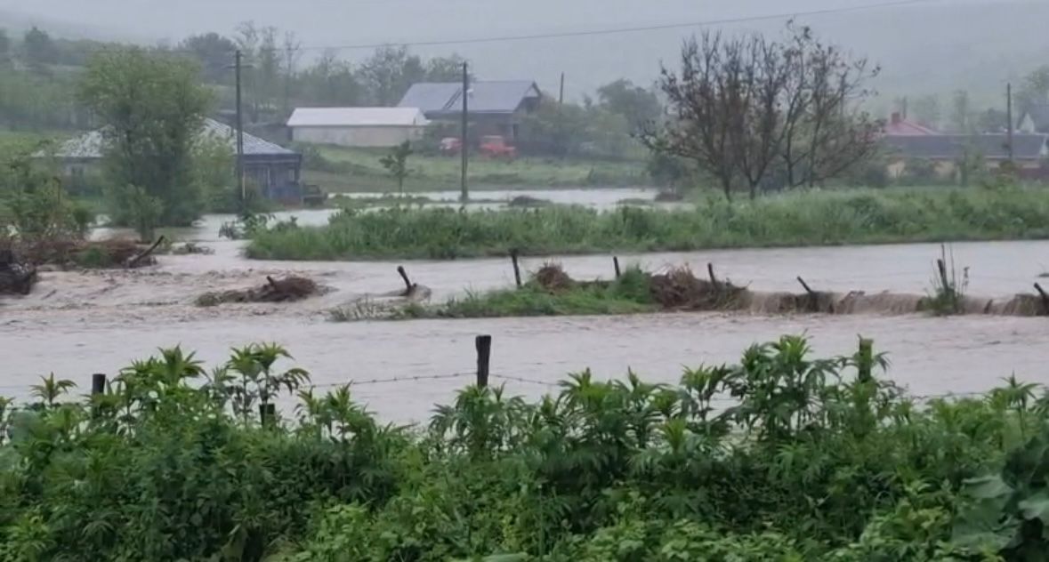 Inundații în județul Botoșani: Trei familii evacuate, pompierii intervin în mai multe gospodării afectate - VIDEO