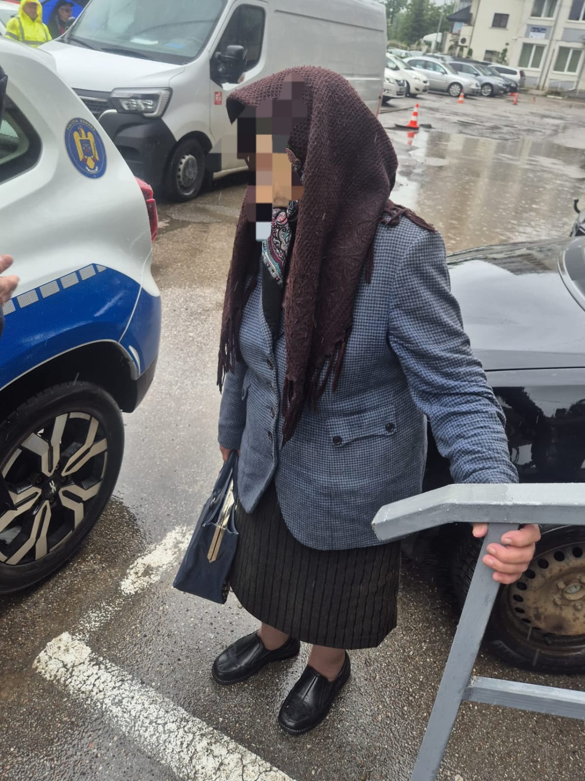 Femeie dezorientată, găsită de polițiști pe o stradă din municipiu: Era căutată de familie - VIDEO