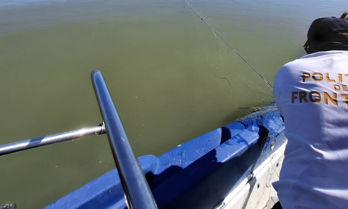 Polițiștii au curățat Prutul de capcane ilegale: Mai mulţi botoşăneni s-au ales cu dosare penale