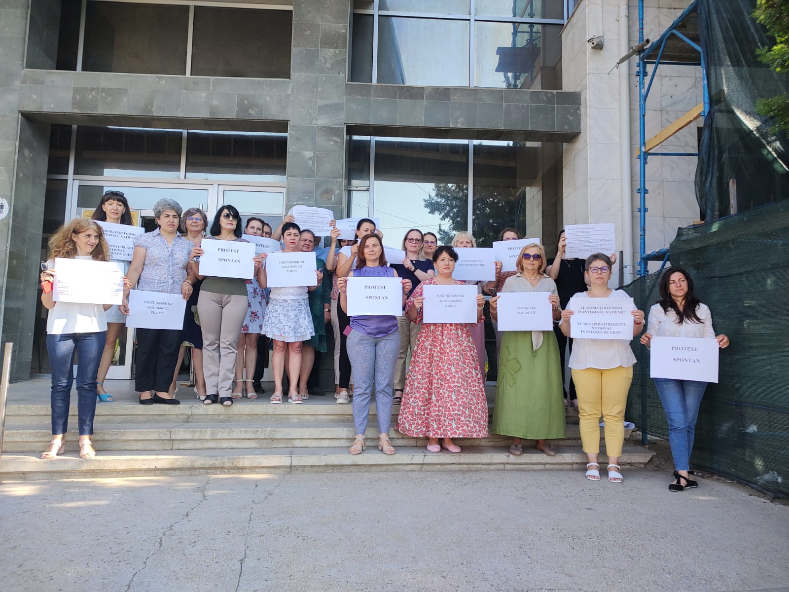 Protestele continuă la Botoșani: Angajații Casei de Pensii au întrerupt din nou lucrul