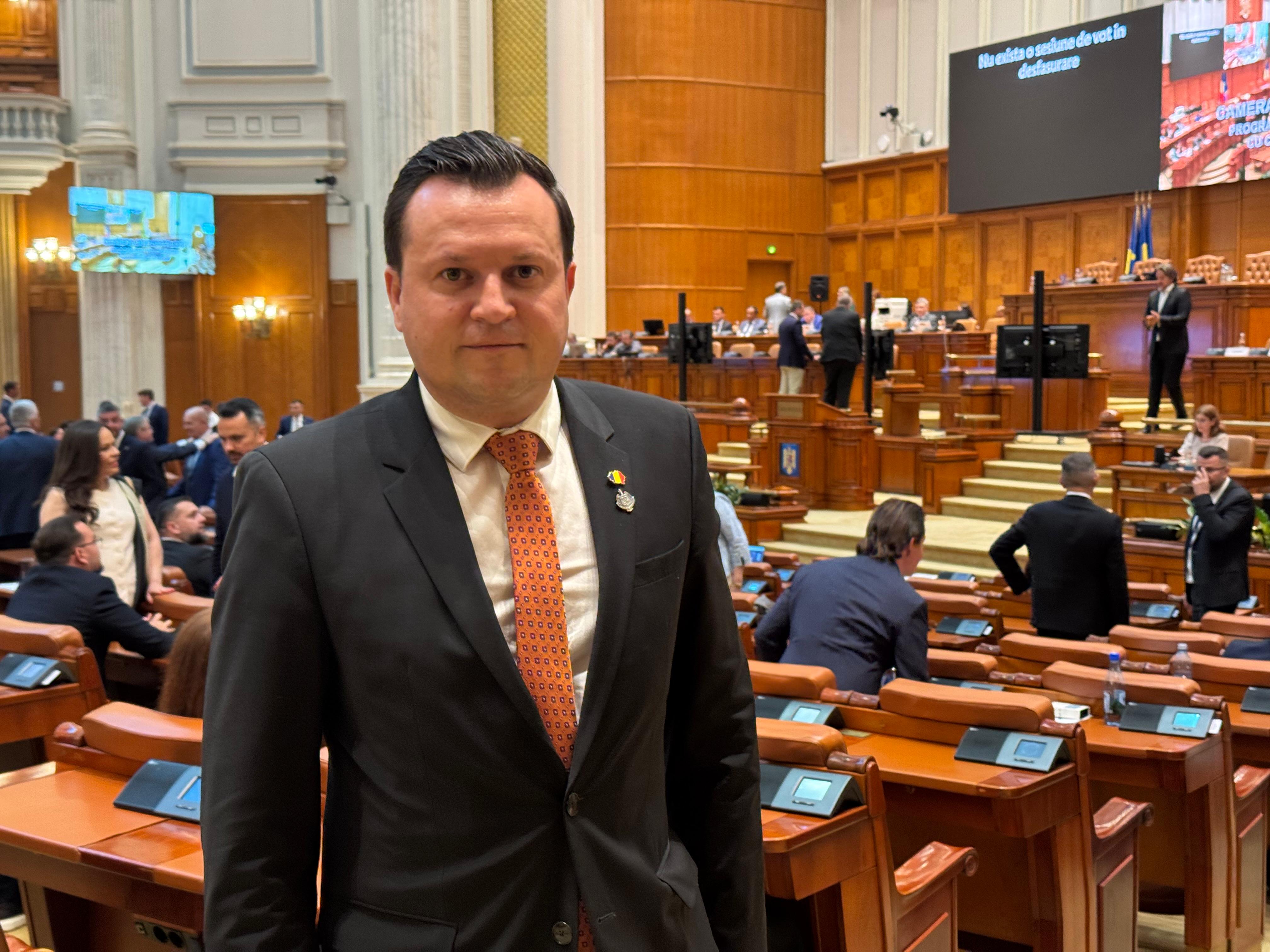 Cătălin Silegeanu: Coaliția ignoră poporul, în timp ce românii plătesc pentru privilegiile lor!