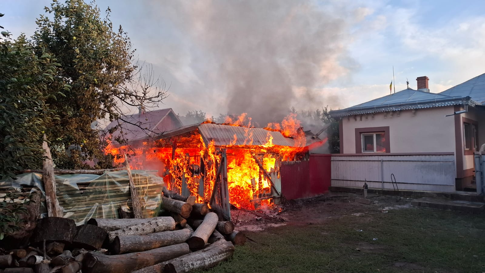 Pagube însemnate în urma unui incendiu puternic izbucnit într-o gospodărie din Lișna
