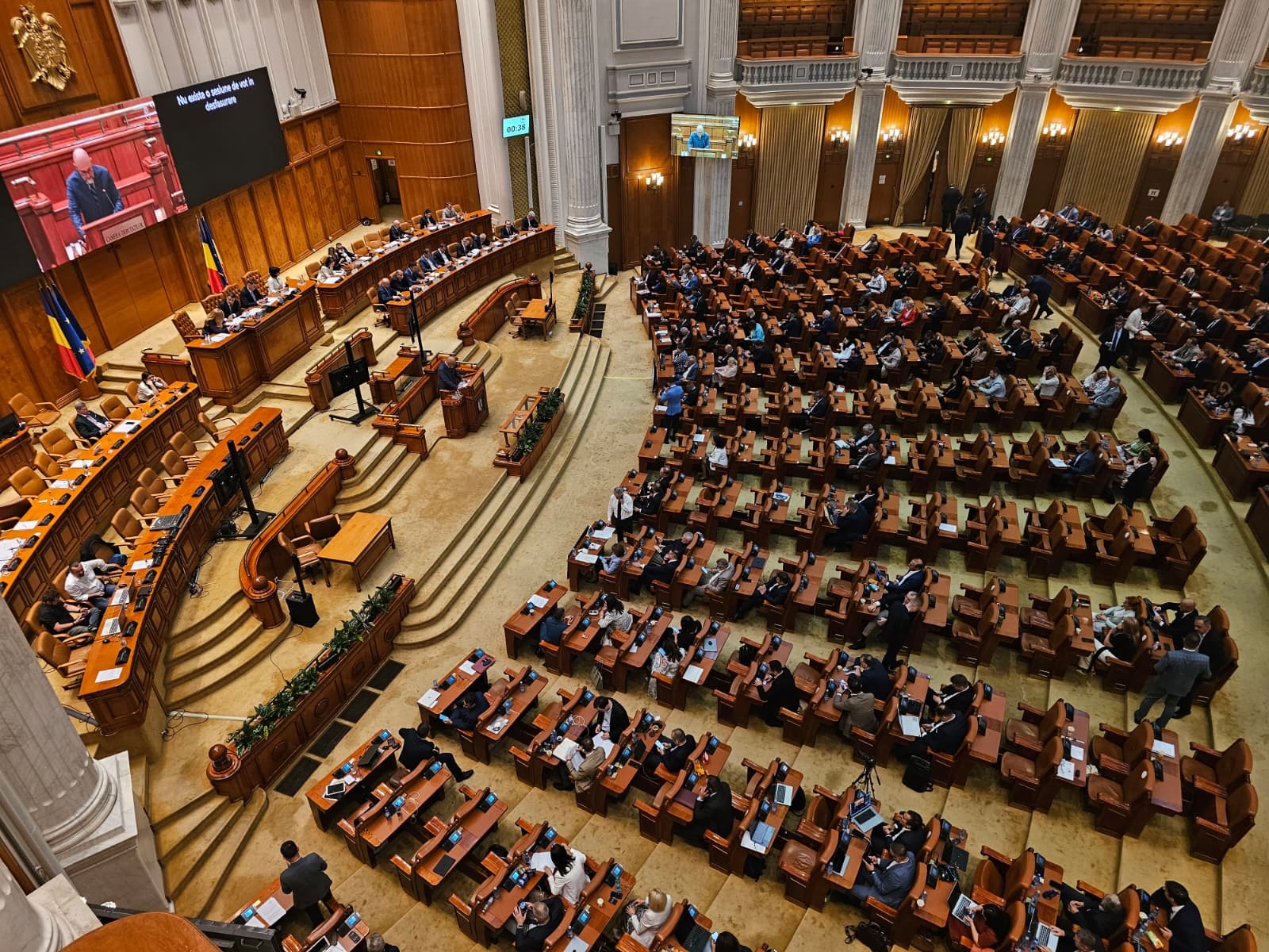 Legi pentru PNRR și SAFE, adoptate cu scandal de deputați. AUR și SOS au votat împotriva unor proiecte, precum „decarbonizarea”