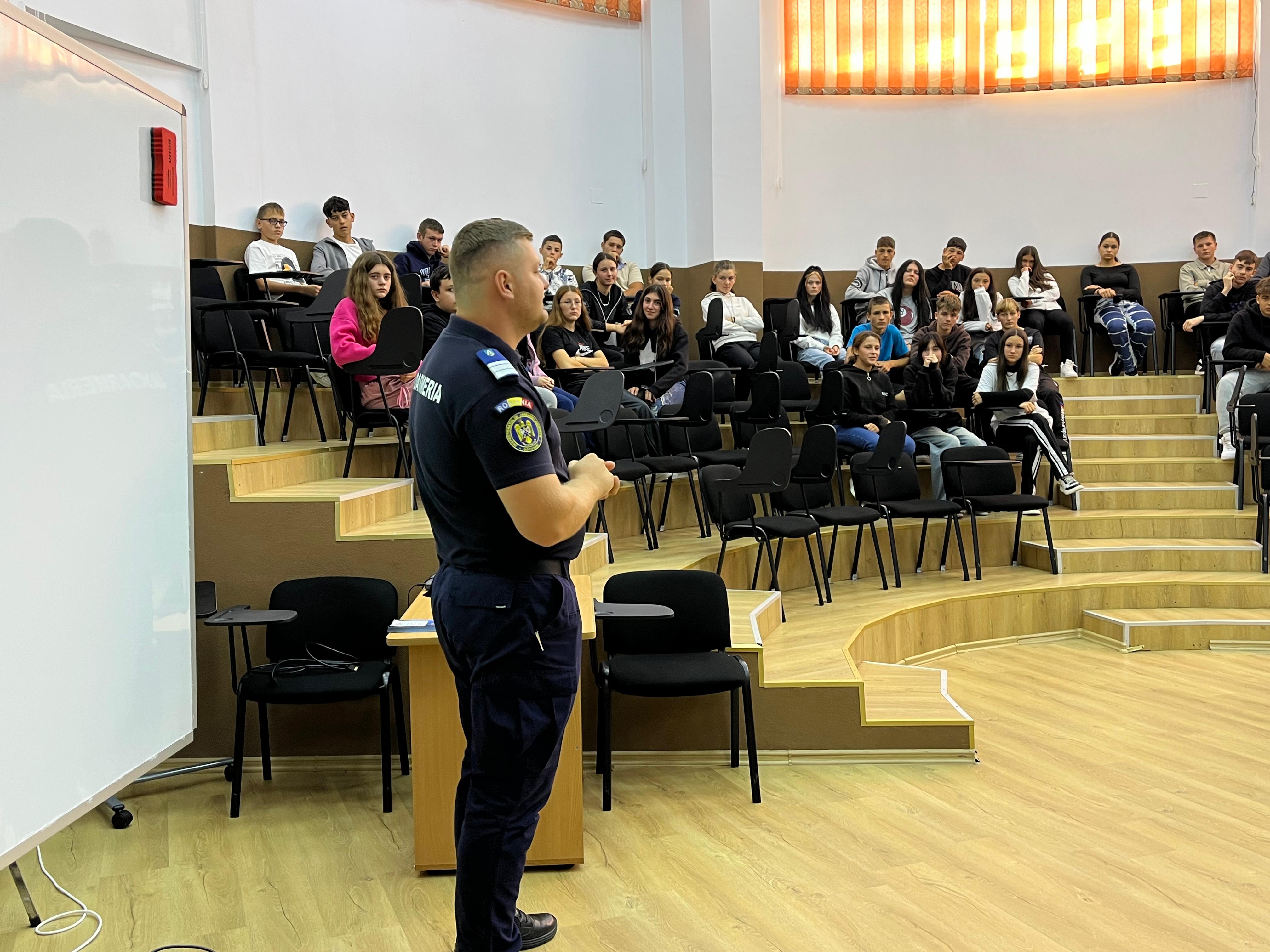 Elevii din Săveni au primit lecții de siguranță și fair-play direct de la jandarmi
