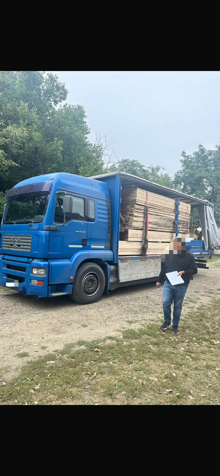 Dosar penal și autoutilitară indisponibilizată pentru un tânăr prins cu lemn ilegal