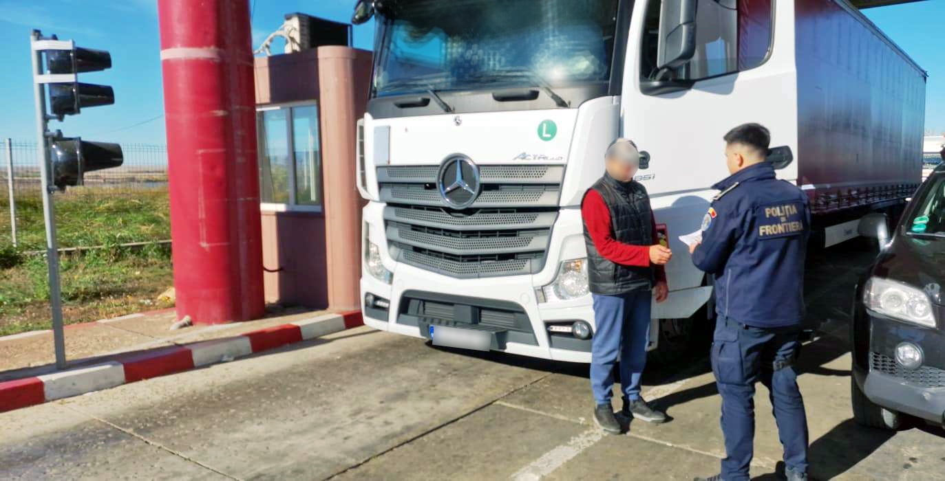 A vrut să intre în țară la volanul unui camion, dar s-a ales cu dosar penal