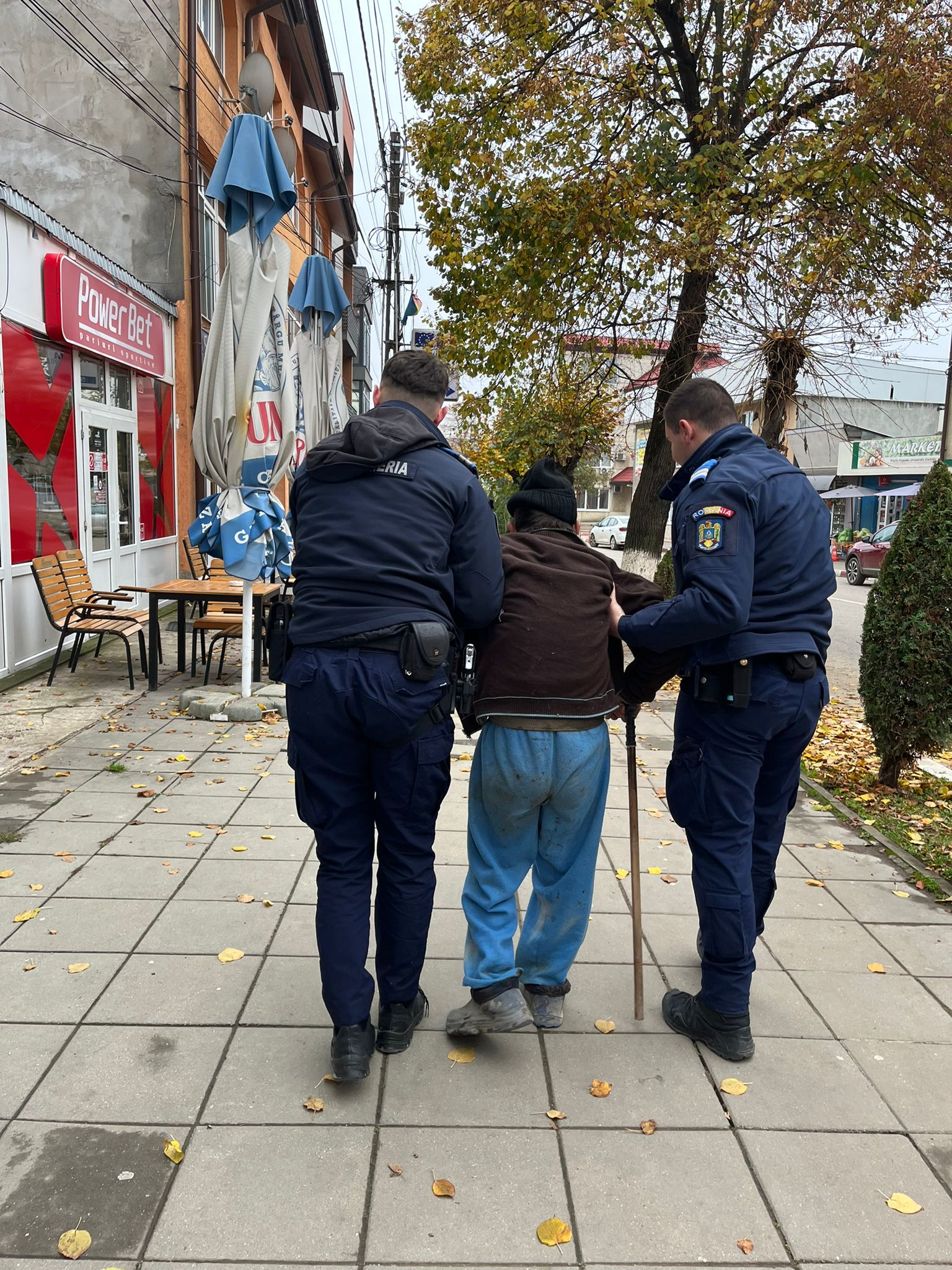 Jandarmii botoşăneni au ajutat un bătrân căzut pe trotuar: L-au dus acasă în siguranță