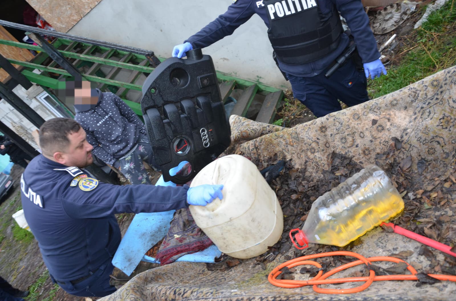 Un tânăr din Botoşani a golit rezervorul unui camion parcat: A fost reținut de poliţişti - VIDEO
