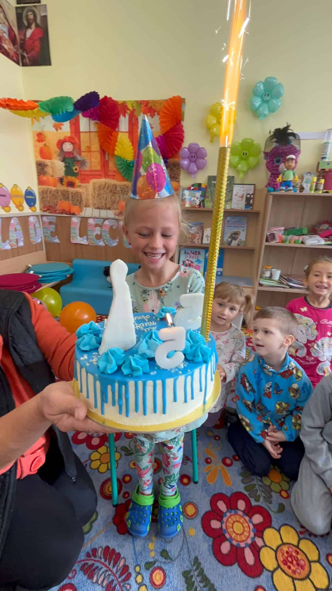 Andreea, o fetiță de 5 ani, sărbătorită cu sprijinul Asociației „Nectarie &amp; Prietenii” și o preoteasă 