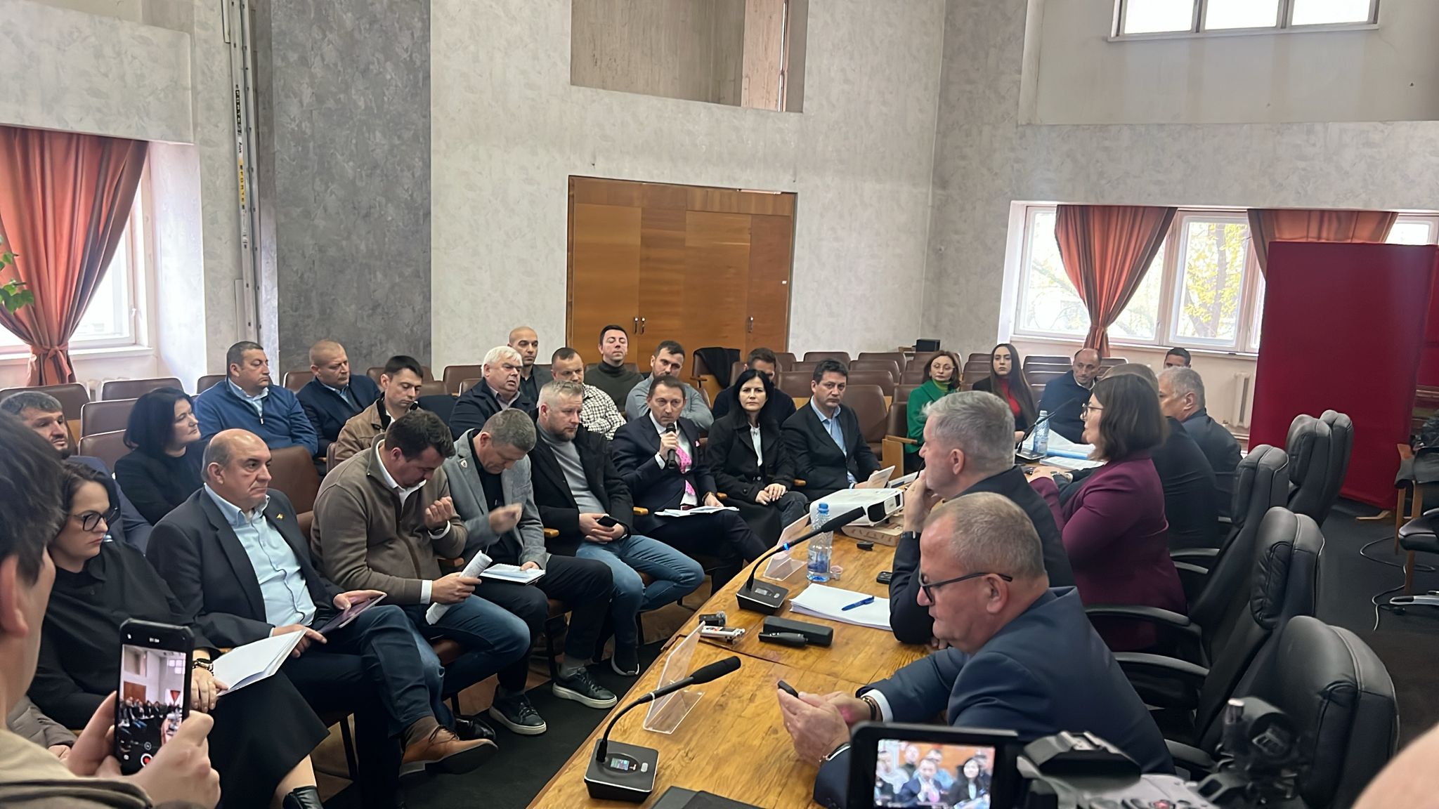 Pesediștii au făcut coadă pentru a-l lua la întrebări pe Valeriu Iftime