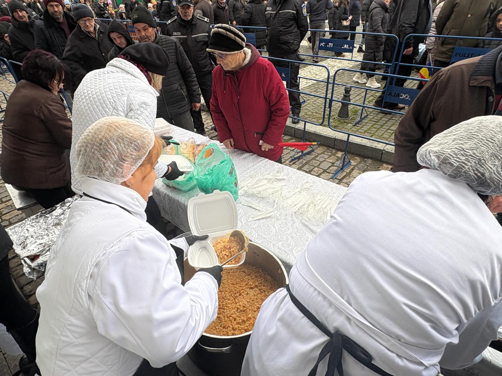 Fasole cu cârnați și vin pentru botoșăneni, după manifestațiile de 1 Decembrie: 1.000 de porții pregătite și în acest an – VIDEO