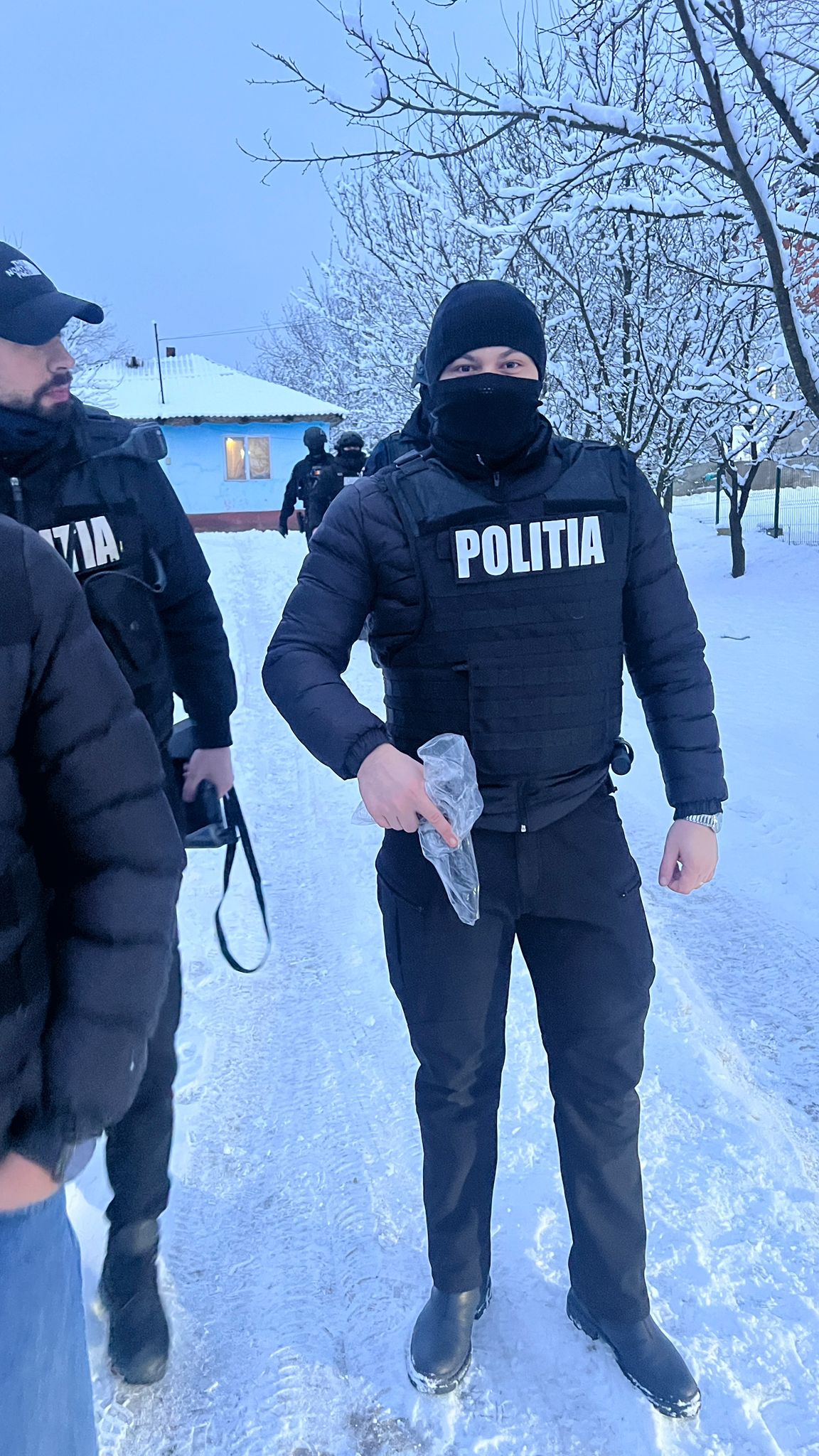 Descinderi într-o localitate din Botoșani: Ce au descoperit polițiștii în locuința unui tânăr - VIDEO