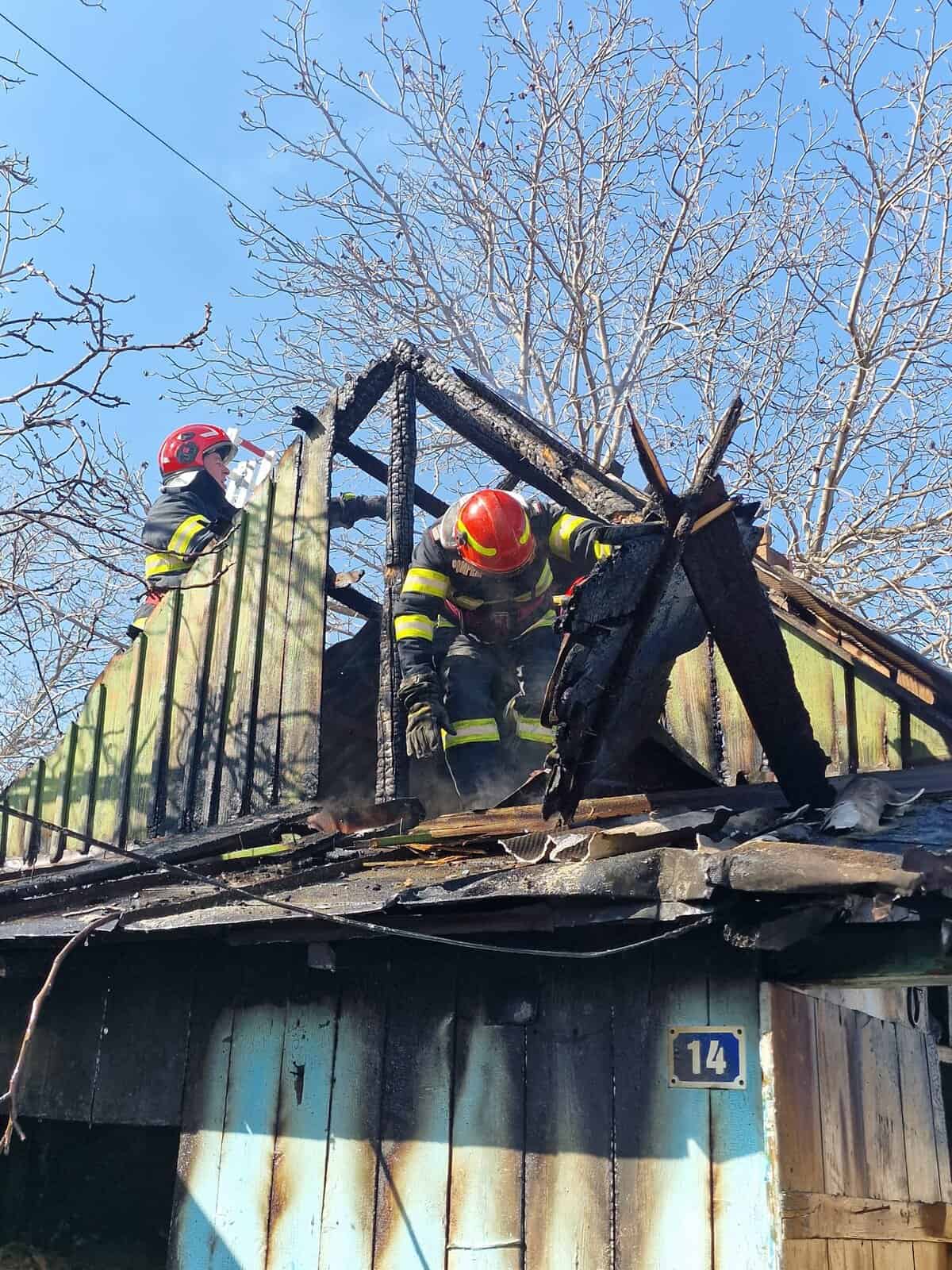 Casă salvată de pompieri, flăcările au cuprins o anexă