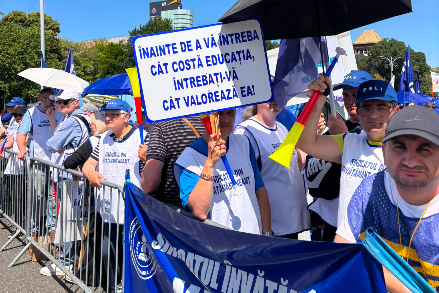 Mii de profesori protestează în stradă. Au plecat spre Parlament / Amenință că boicotează examenele naționale