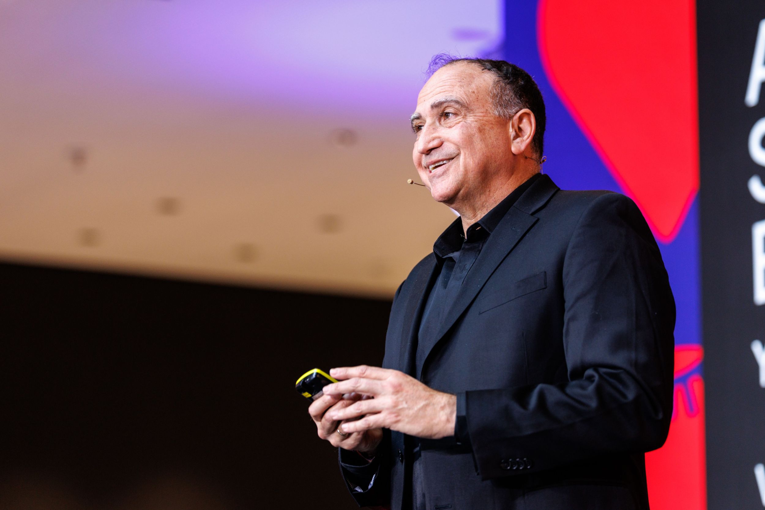 Șeful global de cercetare Google, cu rădăcini în Transilvania, vorbește despre viitorul Inteligenței Artificiale