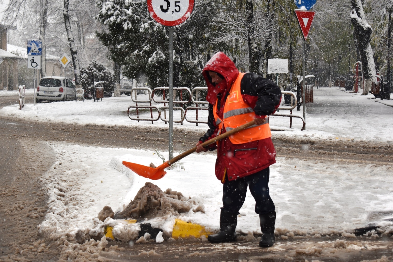 Ninsori abundente anunțate la munte: avertizare meteo pentru următoarele zile