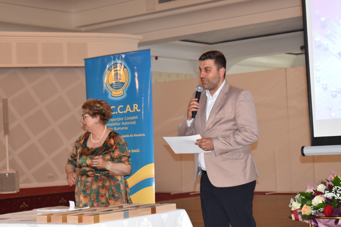 Tânărul director de la Botoșani care i-a provocat pe contabili, de ziua lor – VIDEO 