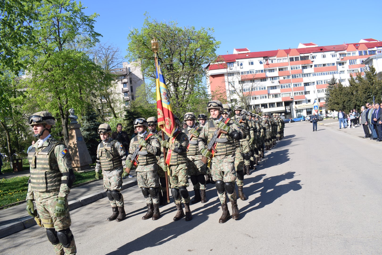 CLIPUL zilei: Defilarea militarilor botoșăneni de Ziua NATO